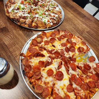 Mountain Mike's Pizza - Pepperoni pizza super good! - Chicken Wings Near Me - Palmdale, California