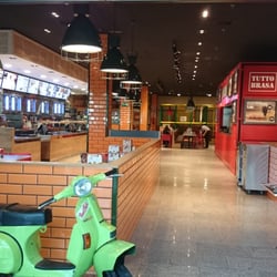 Pani y Pasta - A la izq zona de pedir menús de pasta, a la dcha zona de pedir hamburguesas.