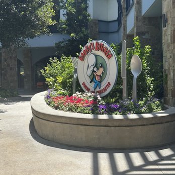 Goofy's Kitchen - Outside - American Near Me - Anaheim, California