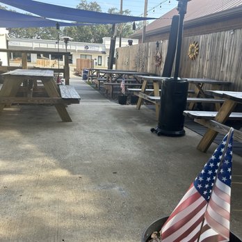Bayou Pub - Outside patio - Breweries Near Me - Niceville, Florida