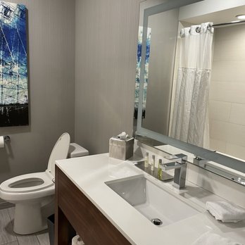DoubleTree by Hilton Hotel Bakersfield - Bathroom - Hotels Near Me - Bakersfield, California DoubleTree by Hilton Hotel Bakersfield - Bathroom - Hotels Near Me - Bakersfield, California