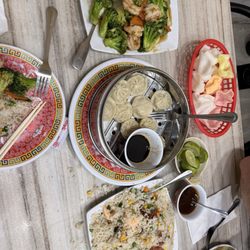 Pagoda - We had a good lunch.. the Fried Rice came piled high, we cannot helped having rice falling off to the table while we try to get a spoonful