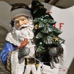 Boxwood Lane - Close-up of Santa and his little Christmas tree.