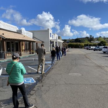 Trader Joe's - Lining up to enter... #Covid-19 (4/8/20) - Grocery Near Me - Encinitas, California
