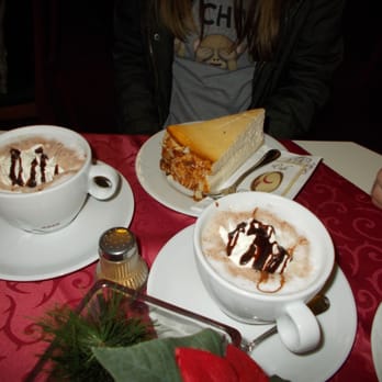 Café Obergfell - Großes Stück Käsekuchen im Hintergrund, vorne die heiße Schokolade - Cafes Near Me - Berlin, BE Café Obergfell - Großes Stück Käsekuchen im Hintergrund, vorne die heiße Schokolade - Cafes Near Me - Berlin, BE