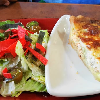 Linn's Restaurant - Salmon Quiche and salad - American Near Me - Cambria, California