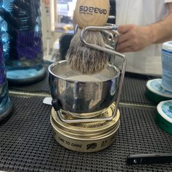 The Vintage Barber & Shop - Hot towel razor shaves