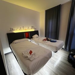 Easy Hotel - Dual bed room.
