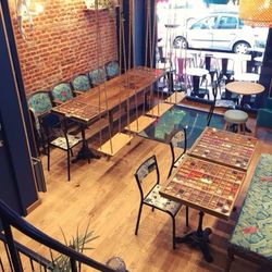 Bublicious - Petit local avec table de bonbon en verre et balancelle
