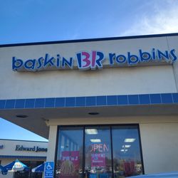 Baskin-Robbins - Neons in front of store, the store sign