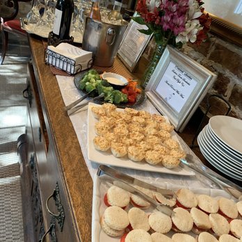 Presidents' Quarters Inn - Wine and snack hour - Bed & Breakfast Near Me - Savannah, Georgia