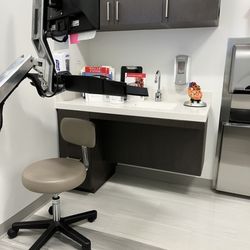 Steven Appleby, MD - Exam room waiting for the doctor.