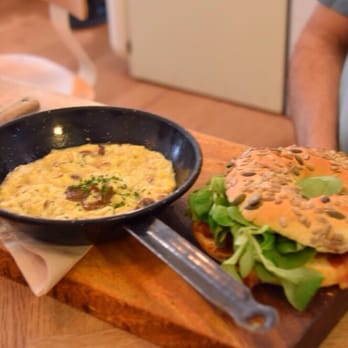 Brunch & Cake - scrambled eggs with bacon and avocado spinach bagel - Breakfast & Brunch Near Me - Barcelona, B Brunch & Cake - scrambled eggs with bacon and avocado spinach bagel - Breakfast & Brunch Near Me - Barcelona, B