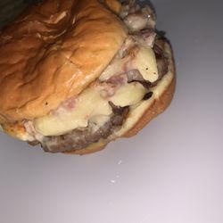 Mr Brews Taphouse - Subpar picture high quality taste!!! mac and cheese burger togo