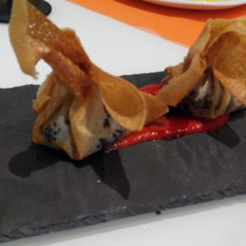 LUXOR - Saquitos crujientes de morcilla de waguy, habitas baby y suave de piquillo - Mediterranean Near Me - València, V