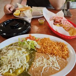 Huevos rancheros, chips, salsa, Torta