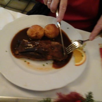 Keitmann Wilhelm Gaststätte - Entenbrust mit Knödeln (hm lecker kurz zart anfrittiert), separat weihnachtlich abgeschmeckter Rotkohl serviert - Restaurants Near Me - Hamm, NW
