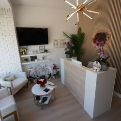 De Scarlet Beauty Lounge - Waiting area
