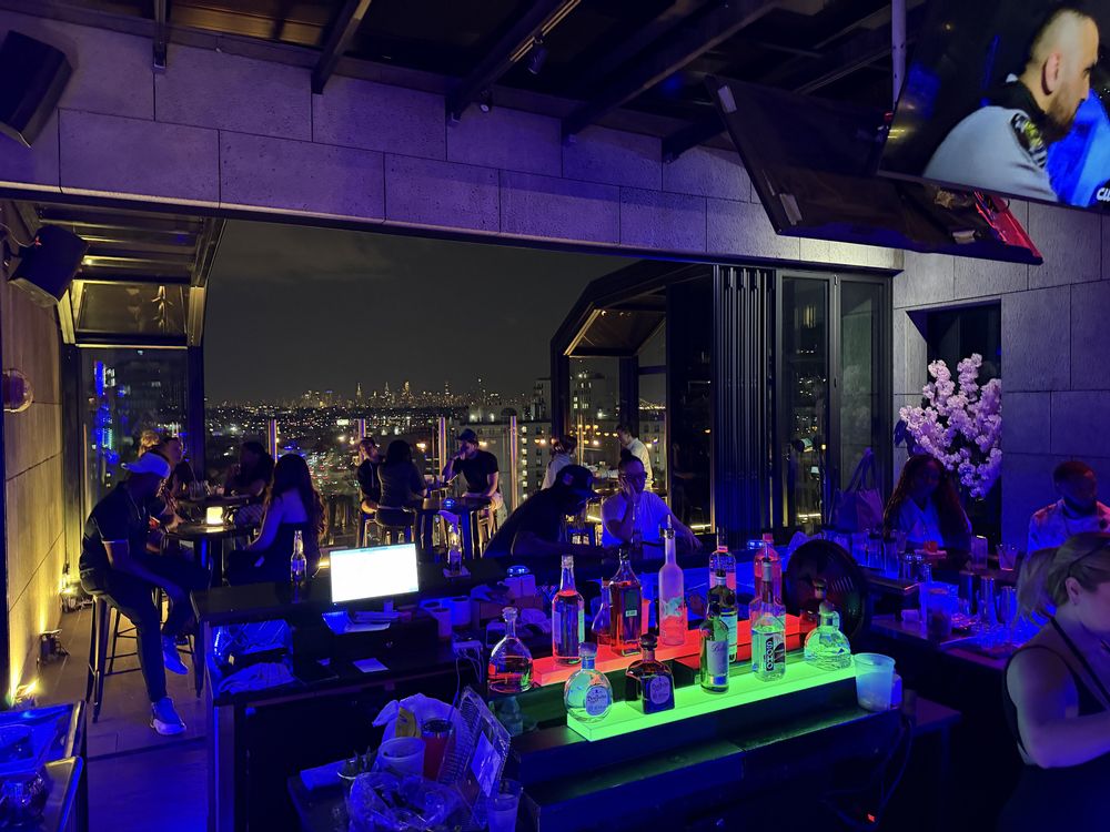 MOON BAR Rooftop Logo