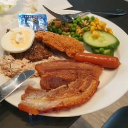 Café Dalle Valle - Ufærdigt stegt flæsk. Og generel elendig dårlig mad i buffeten.