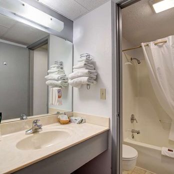 Howard Johnson by Wyndham Branson Theatre District - Guest room bath - Hotels Near Me - Branson, Missouri Howard Johnson by Wyndham Branson Theatre District - Guest room bath - Hotels Near Me - Branson, Missouri