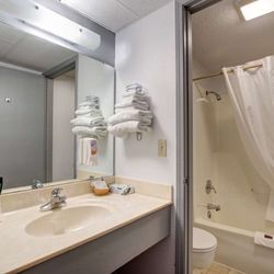 Howard Johnson by Wyndham Branson Theatre District - Guest room bath