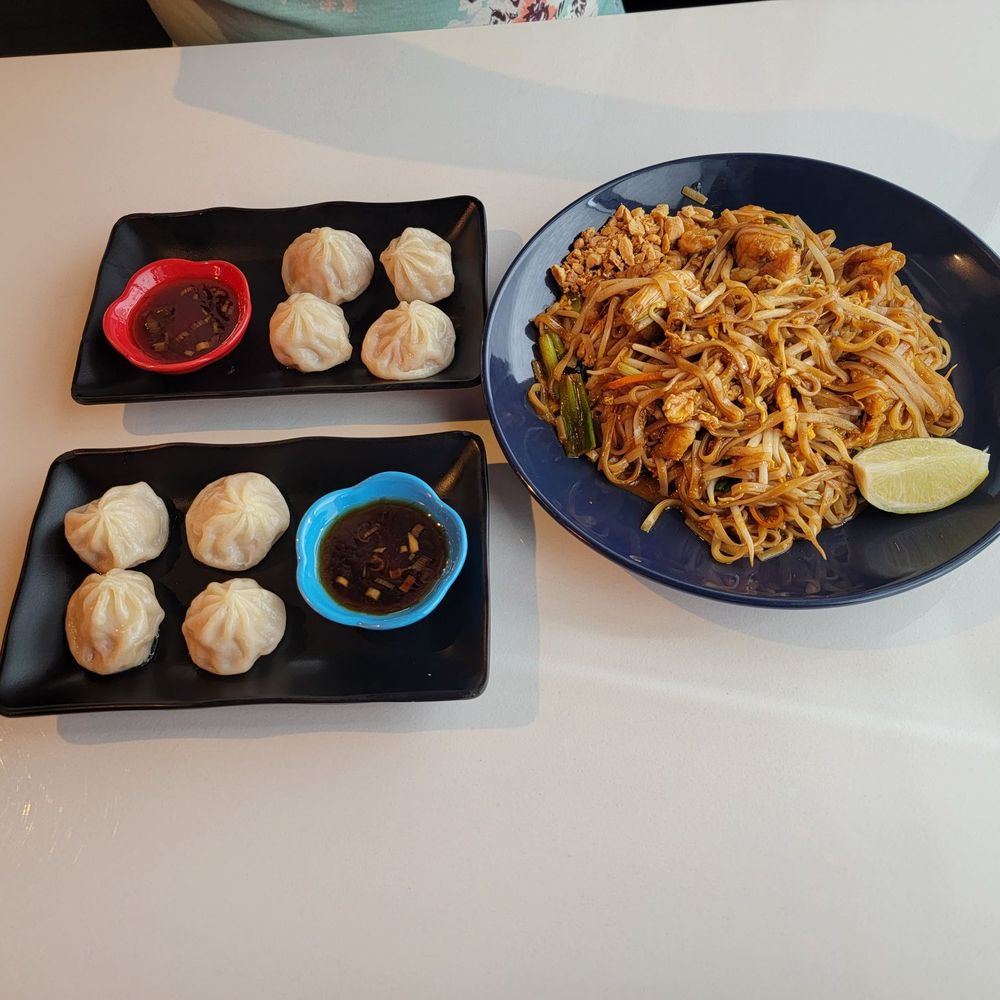 Good Chef Restaurant - Pad Thai & steamed pork dumplings - Asian Fusion Near Me - Miami, Florida Good Chef Restaurant - Pad Thai & steamed pork dumplings - Asian Fusion Near Me - Miami, Florida