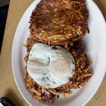 Gravy - Corned beef hash with two eggs - American Near Me - Portland, Oregon Gravy - Corned beef hash with two eggs - American Near Me - Portland, Oregon