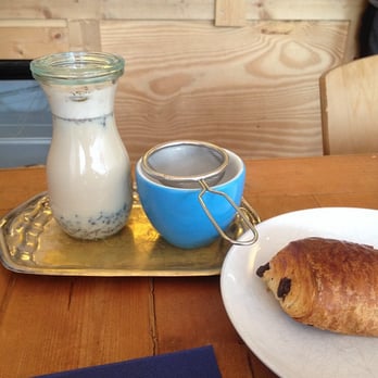 leuchtstoff - Chai latte and a chocolate croissant - Coffee & Tea Near Me - Berlin, BE