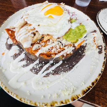 Madres Brunch - Chilaquiles de pollo rojos - Breakfast & Brunch Near Me - Bellflower, California Madres Brunch - Chilaquiles de pollo rojos - Breakfast & Brunch Near Me - Bellflower, California