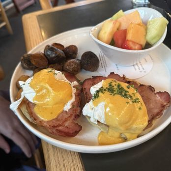 Cappy's Restaurant - Classic Benedict - New American Near Me - San Antonio, Texas