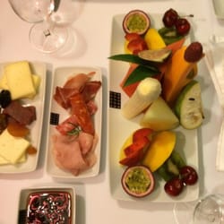 Guest House Douro - Breakfast with the tower of fruit