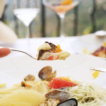 Château Eza - White seabream with fennel, citrus and shellfish cooked in sauvignon - French Near Me - Èze, 06