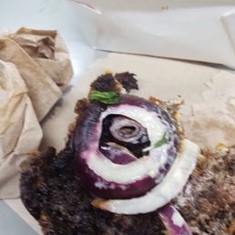 Smash burger with bacon and non-requested onion Smash burger with bacon and non-requested onion