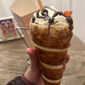 Toth‘s Chimney Cake - Strawberry passion - Bakeries Near Me - Zürich, ZH