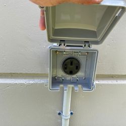 Torres Service Solutions - Instalación de un Toma de 240 V para cargar tesla