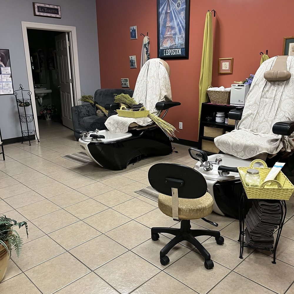 Salon C'est Moi - Pedicure area - Hair Salons Near Me - Saint Louis, Missouri Salon C'est Moi - Pedicure area - Hair Salons Near Me - Saint Louis, Missouri