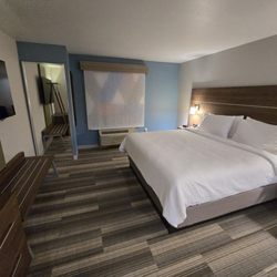 Holiday Inn Express & Suites South Bend - Notre Dame Univ - Rear sleeping area.