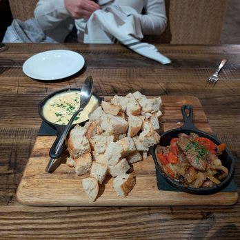 Currents at The Riverhouse - Steak fondue - New American Near Me - Bend, Oregon Currents at The Riverhouse - Steak fondue - New American Near Me - Bend, Oregon
