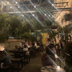 Gylro - Gylro backyard courtyard... an awesome space to dine out/