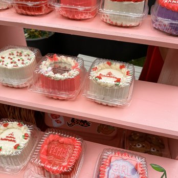 Chez Peachy - a display of cupcakes - Custom Cakes Near Me - Tucson, Arizona