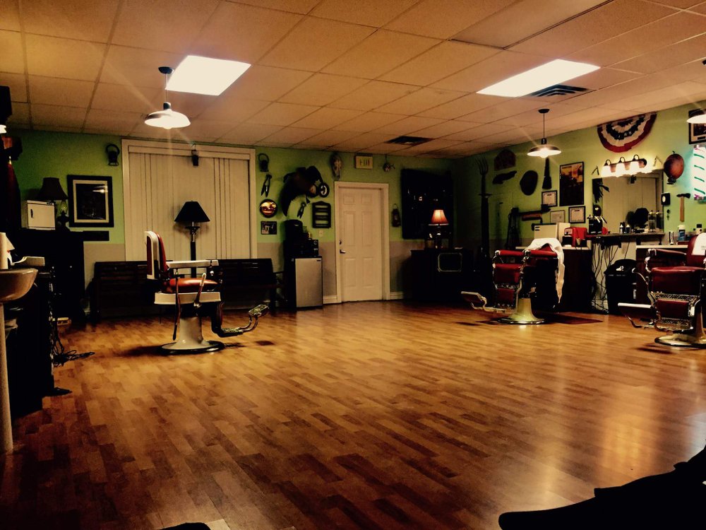 Eastman's Barbershop Logo