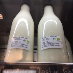 Resta Gårdsbutik - Full fat milk (6%) from local cows, only 24 cows at the farm.