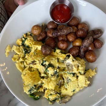 Cedar + Elm - Skillet scramble with mushrooms, spinach and chèvre and potatoes - New American Near Me - Kenmore, Washington