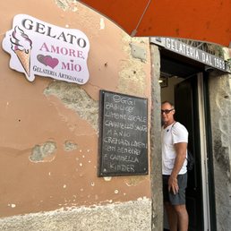 Limon gelato doesn't taste good. Bad customer service. Rude. Don't go.