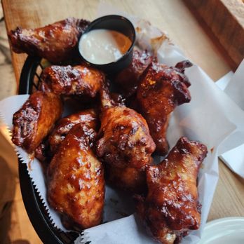 Notch Eight Craft House - Chicken wings with Nashville sauce - Cocktail Bars Near Me - Jim Thorpe, Pennsylvania