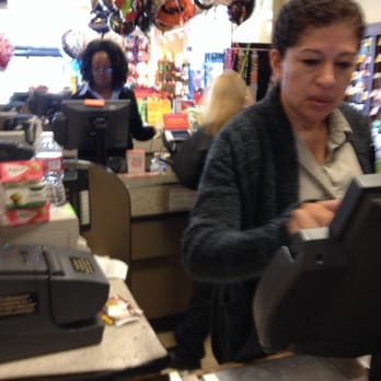 Vons - 1 line open: 8 customers in line.  Manager behind in blue opens a line for employees only. Customer service? - Grocery Near Me - Los Angeles, California