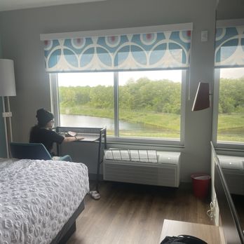 Tru by Hilton Burlington - Room with a view - Hotels Near Me - Burlington, New Jersey