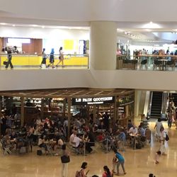 Le Pain Quotidien - Spills out into the atrium at Pacific Place