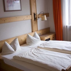 Hotel zum Dragoner - . . . eines unserer Hotelzimmer - ohne Teppichbooden & mit Mikrofaserbettwäsche = allergikerfreundlich :-) . . .